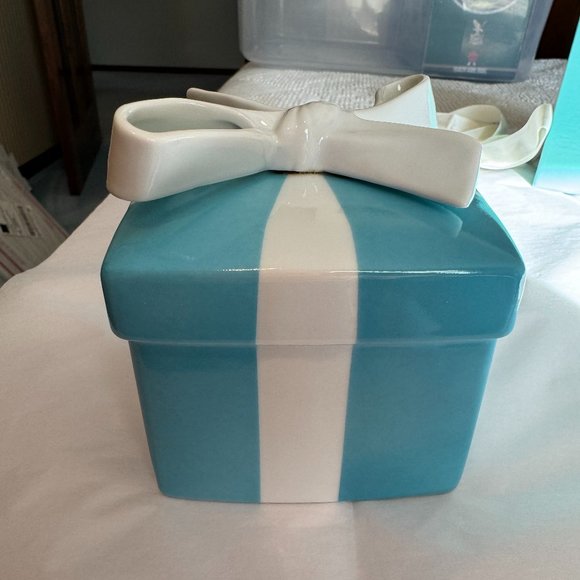Tiffany & Co Signature Bow Box Bank w/Gift Box & Ribbon - Picture 4 of 11